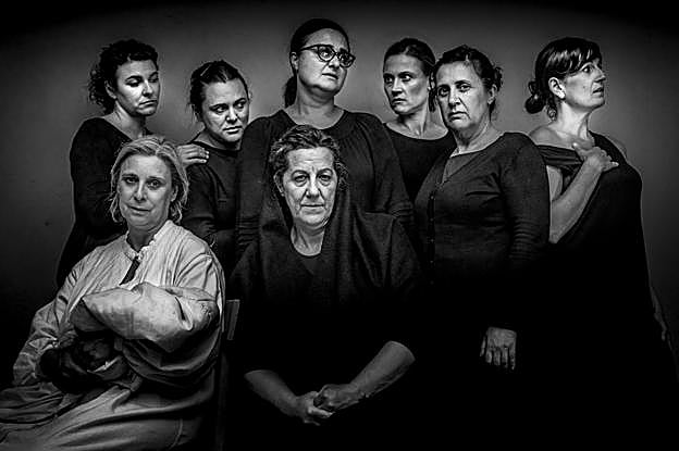 Las ocho protagonistas de 'La casa de Bernarda Alba'.
