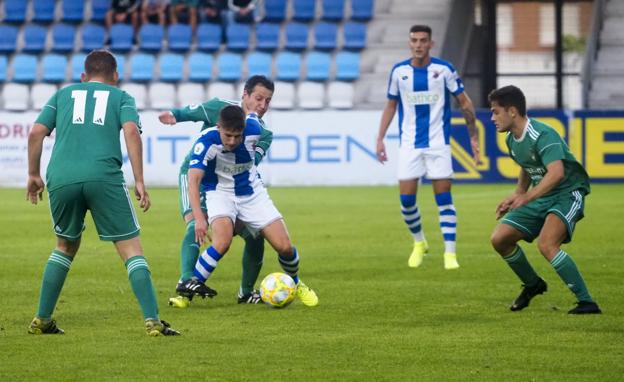 Roberto de la Gimnástica, controla el balón ante Leguina y Manu (derecha). :: sane