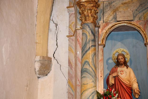  Techos apuntalados, grietas en las paredes, humedades, boquetes... Así está la iglesia de Yebas.