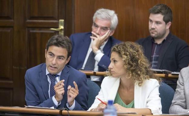 Pedro Casares, junto a Ainhoa Quiñones, en uno de los plenos del Ayuntamiento de Santander. Detrás, José María Fuentes-Pila.