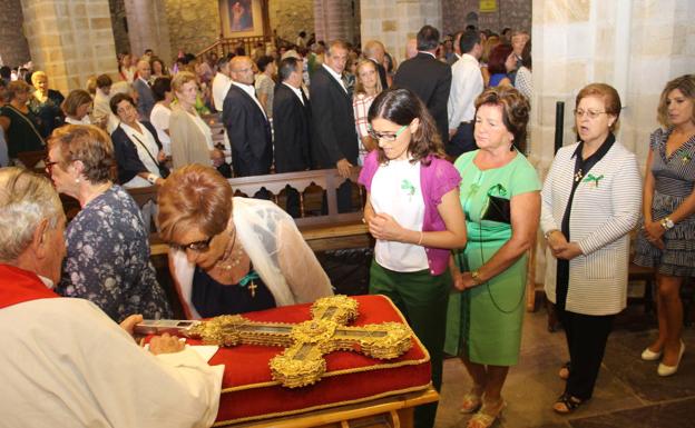 Cofrades lebaniegos besan la Reliquia del Lignum Crucis en la Exaltación de la Cruz. 