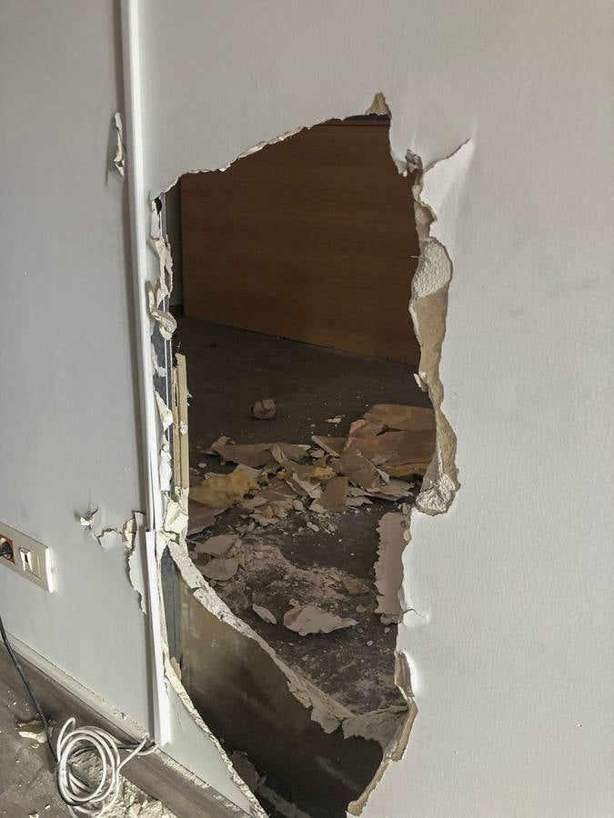 Los ladrones desvalijaron una oficina de Torrelavega, llevándose 300.000 euros en relojes de alta gama. Utilizaron una lanza térmica para abrir la caja fuerte de la empresa, a la que entraron por el método del butrón