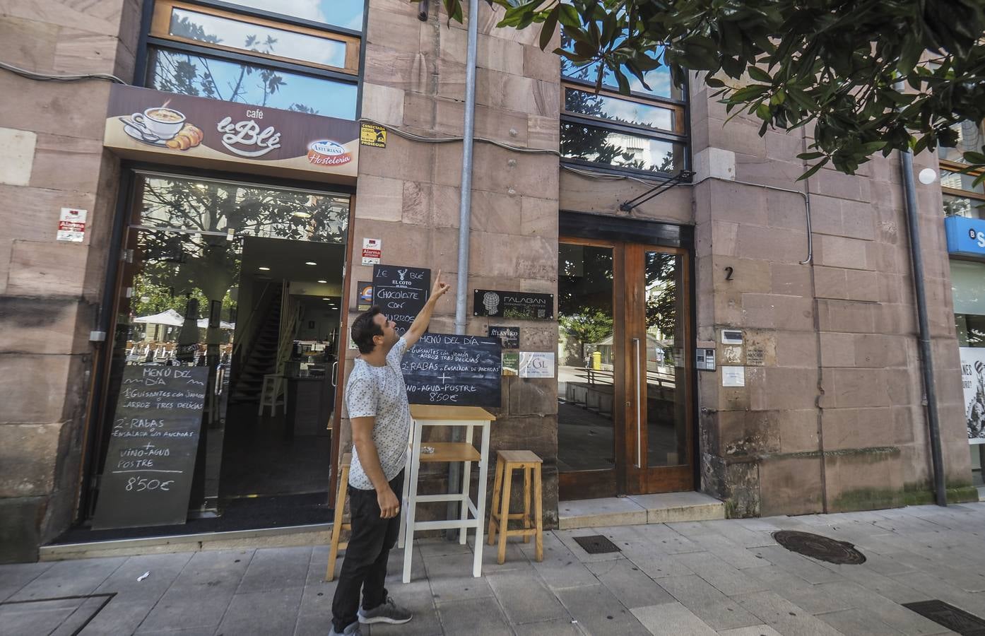 Los ladrones desvalijaron una oficina de Torrelavega, llevándose 300.000 euros en relojes de alta gama. Utilizaron una lanza térmica para abrir la caja fuerte de la empresa, a la que entraron por el método del butrón