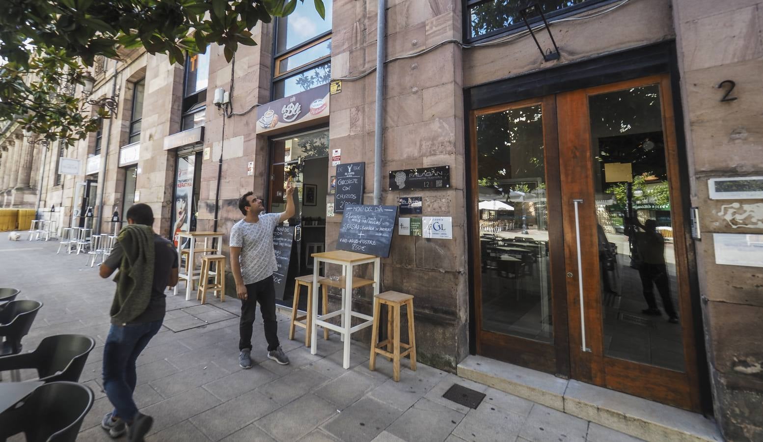 Los ladrones desvalijaron una oficina de Torrelavega, llevándose 300.000 euros en relojes de alta gama. Utilizaron una lanza térmica para abrir la caja fuerte de la empresa, a la que entraron por el método del butrón