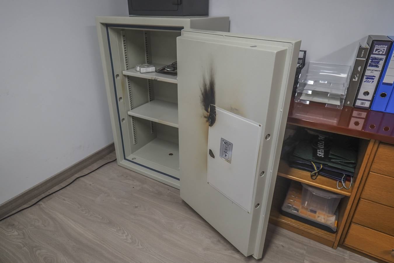 Los ladrones desvalijaron una oficina de Torrelavega, llevándose 300.000 euros en relojes de alta gama. Utilizaron una lanza térmica para abrir la caja fuerte de la empresa, a la que entraron por el método del butrón