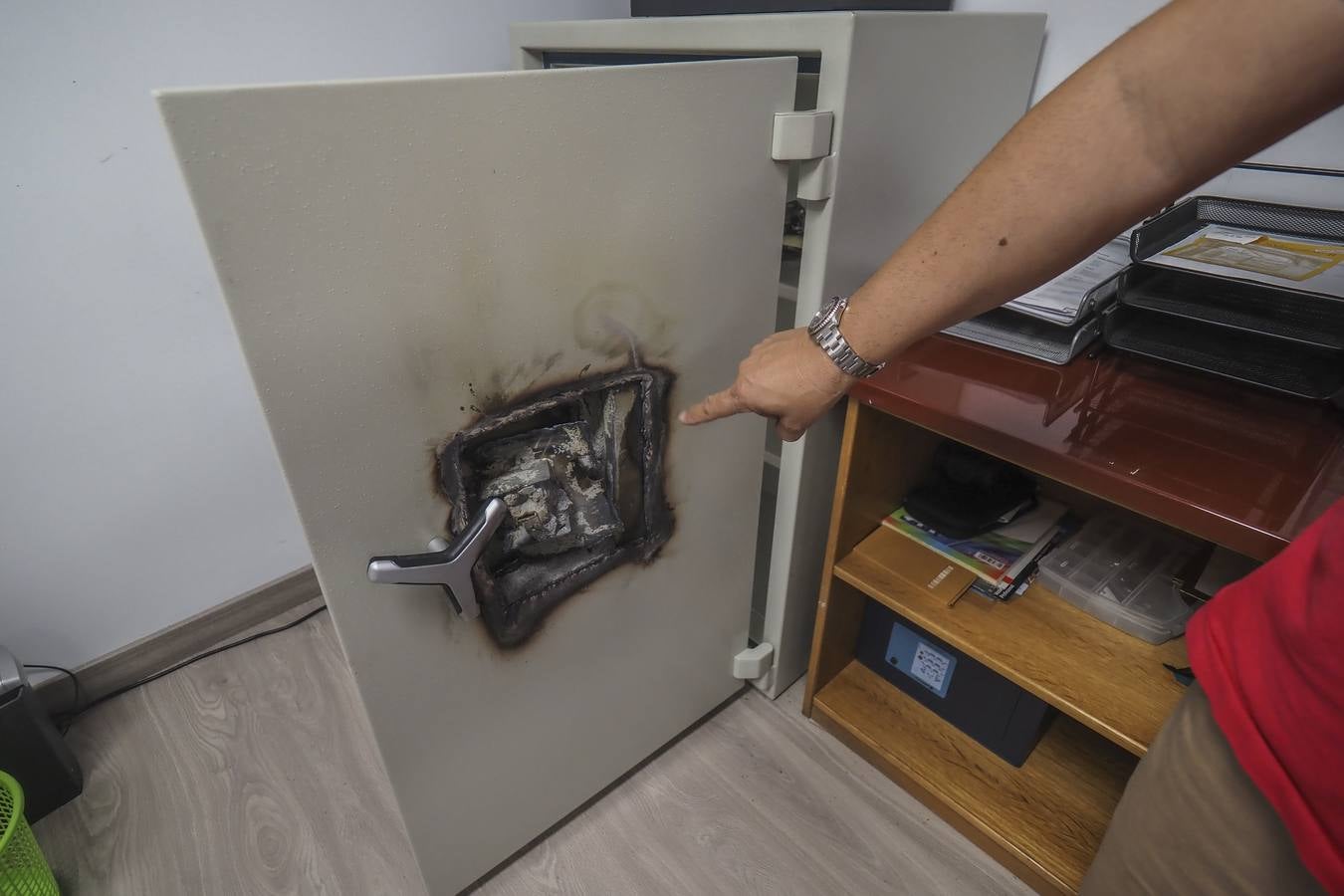 Los ladrones desvalijaron una oficina de Torrelavega, llevándose 300.000 euros en relojes de alta gama. Utilizaron una lanza térmica para abrir la caja fuerte de la empresa, a la que entraron por el método del butrón