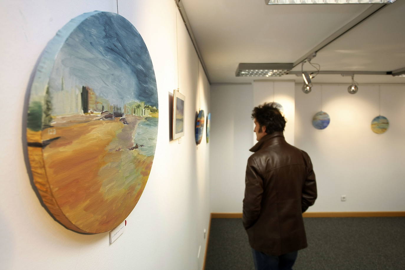 La exposiciones de Iza invitan a pasear por Cantabria