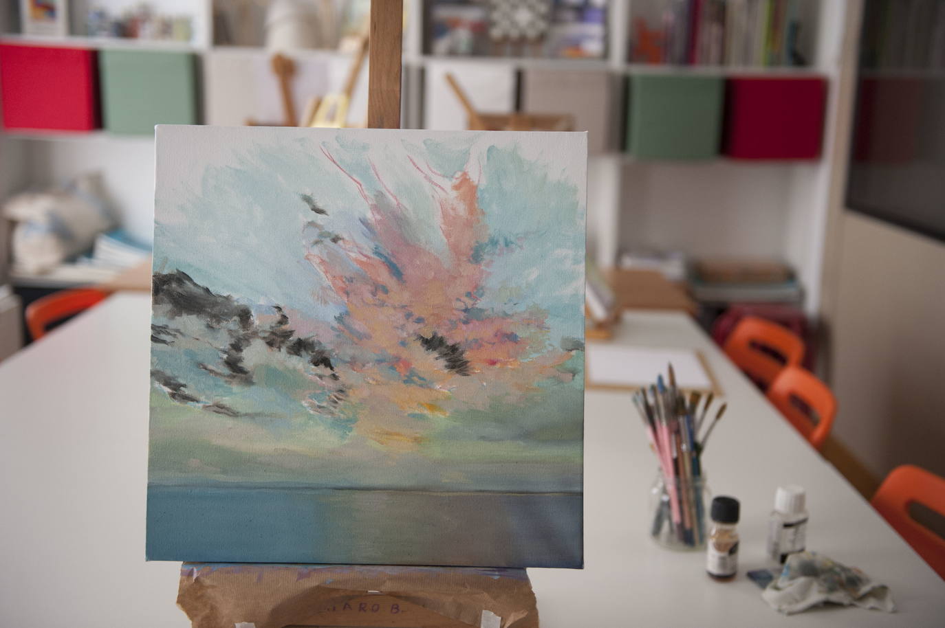 Los cuadros de Iza reflejan los cielos del Cantábrico de una forma muy personal e íntima.