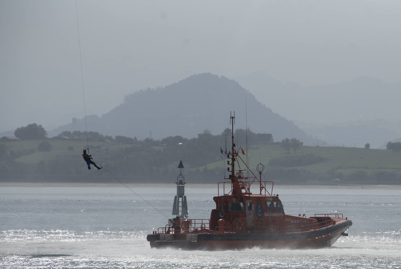 Un momento del simulacro de rescate en la bahía de Santander. 