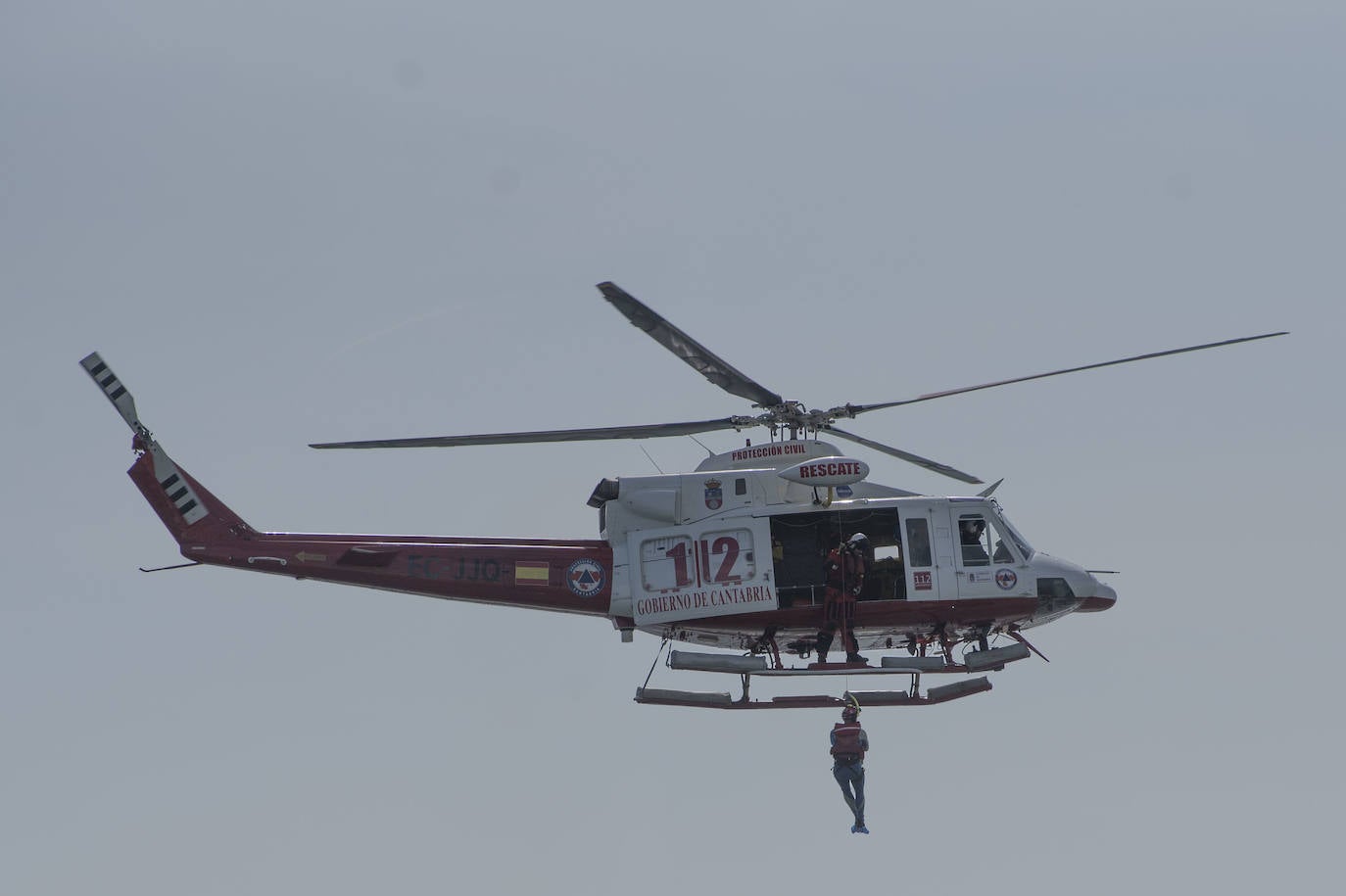 Un momento del simulacro de rescate en la bahía de Santander. 