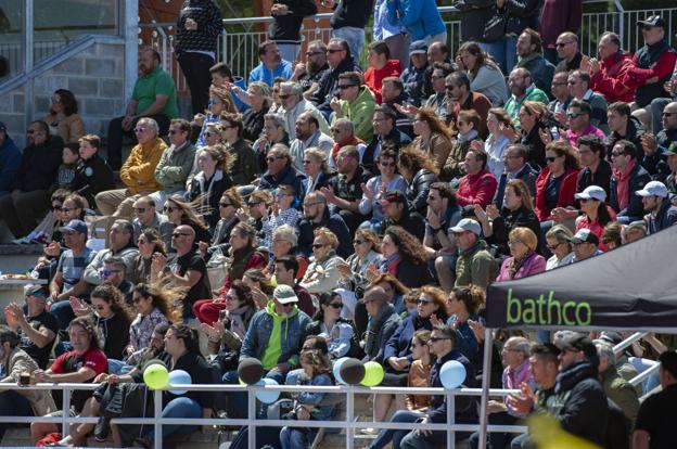 Aficionados del Bathco Rugby Club en la grada de La Albericia.