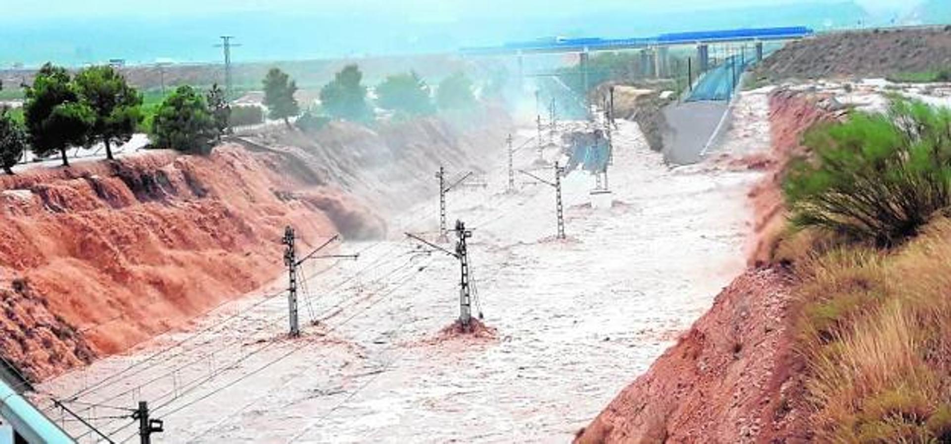 Inundación de la vía férrea de ancho convencional en La Encina, paso de trenes entre Alicante, Valencia, Murcia y Albacete.