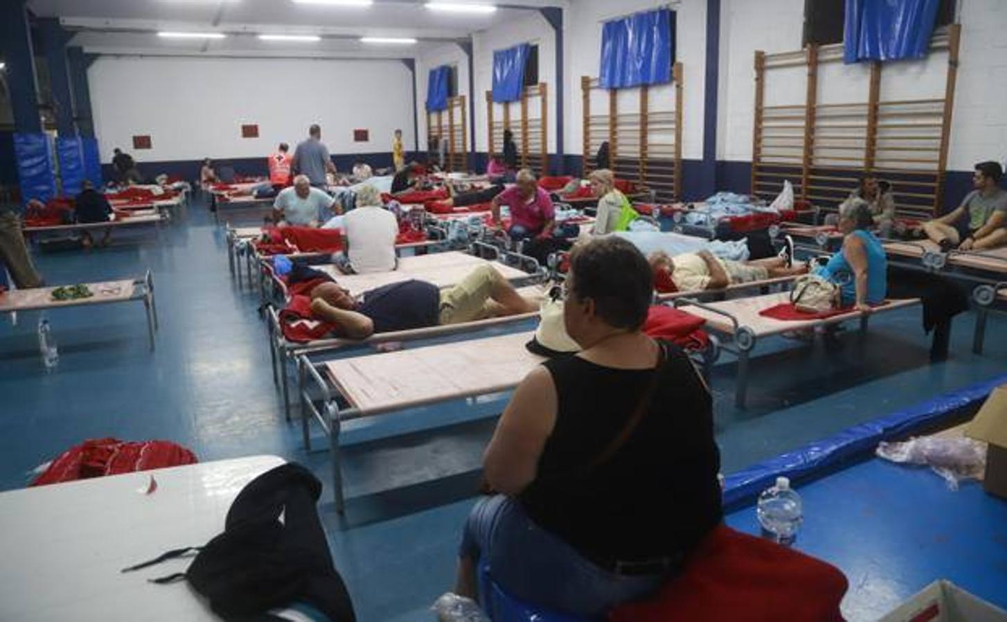 Desalojadas dos de un camping de Cartagena pasan la noche en un polideportivo.