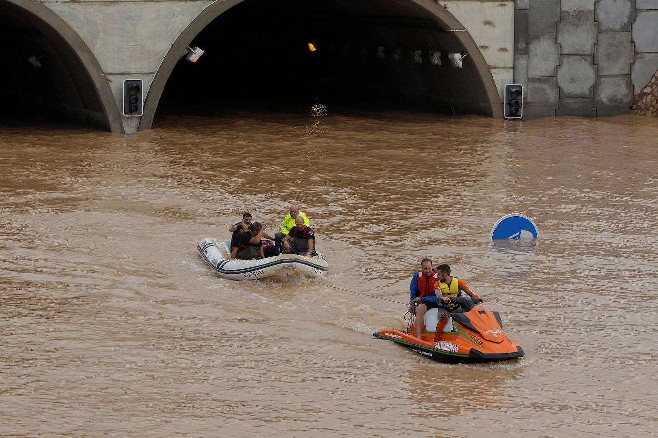 Los servicios de Protección Civil auxilian a conductores atrapados en un túnel en Pinar de la Horadada (Alicante).