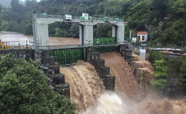 La presa de Celis presentaba esta imagen el martes por la tarde, con el agua saliendo con fuerza por las compuertas.