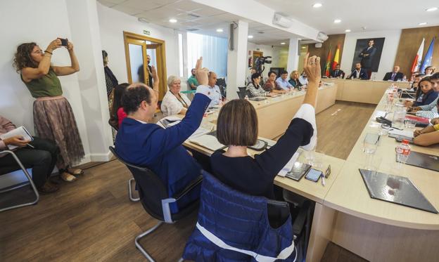 El PP, primer grupo de la oposición, se abstiene durante la votación de ayer en el Ayuntamiento de Torrelavega. 