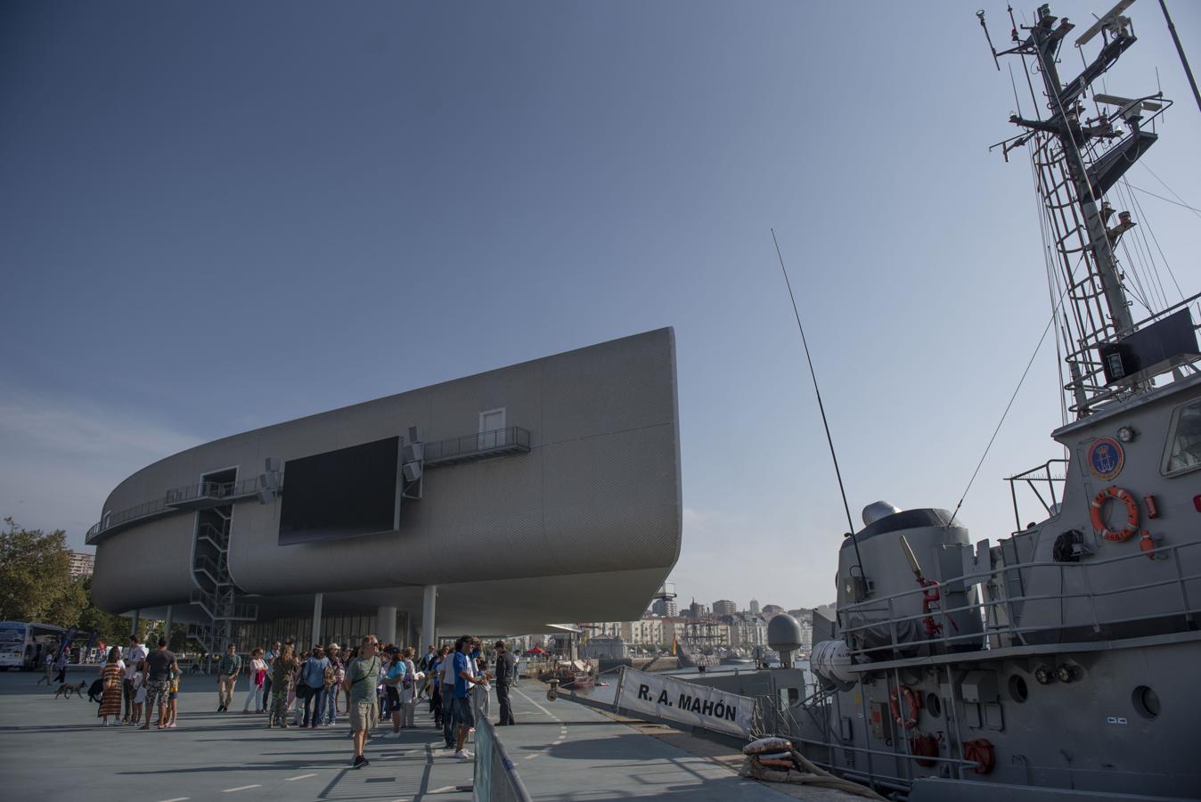 Dentro de los actos del III Festival del Mar, este homenaje ha tenido lugar en el mástil que aún se conserva de la instalación, ubicado ahora junto a la Escuela de Náutica