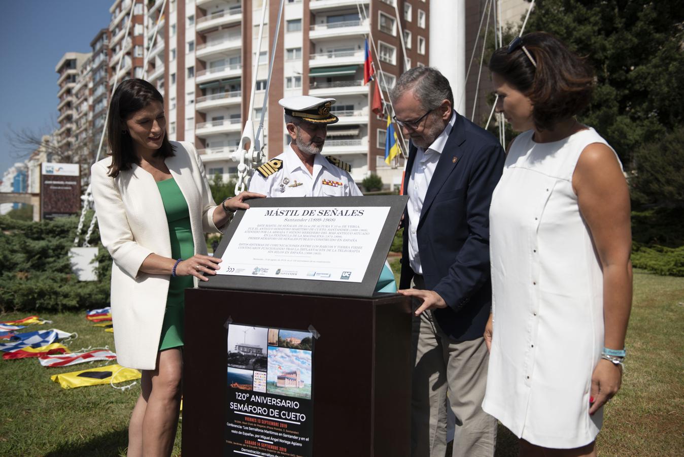 Dentro de los actos del III Festival del Mar, este homenaje ha tenido lugar en el mástil que aún se conserva de la instalación, ubicado ahora junto a la Escuela de Náutica