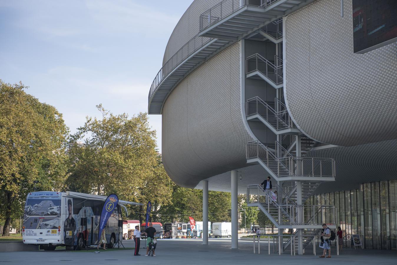 Dentro de los actos del III Festival del Mar, este homenaje ha tenido lugar en el mástil que aún se conserva de la instalación, ubicado ahora junto a la Escuela de Náutica