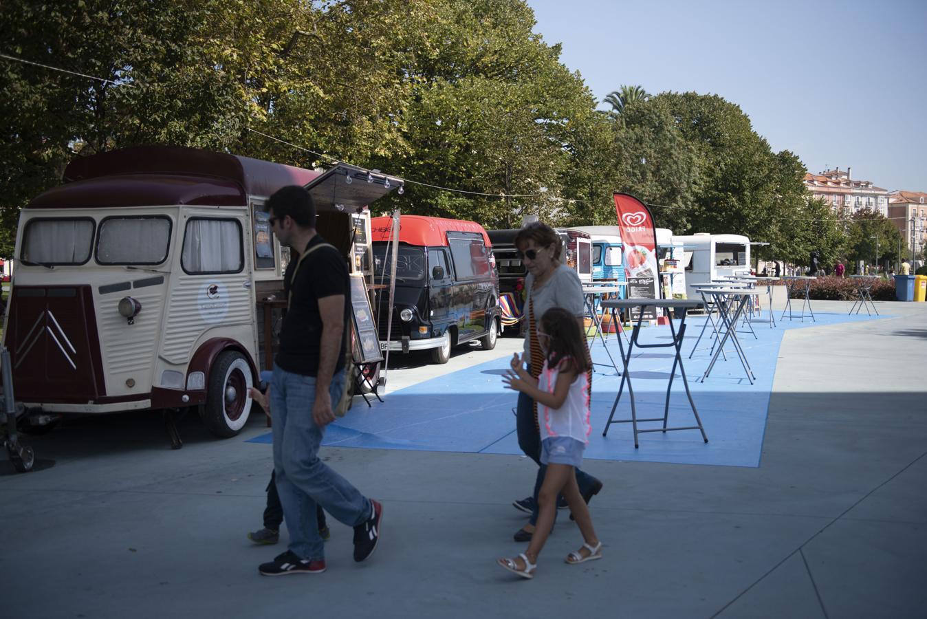 Dentro de los actos del III Festival del Mar, este homenaje ha tenido lugar en el mástil que aún se conserva de la instalación, ubicado ahora junto a la Escuela de Náutica