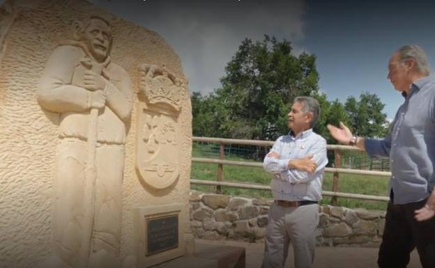 Un momento del programa 'Mi casa es la tuya', con Revilla y Bertín Osborne comentando la escultura.