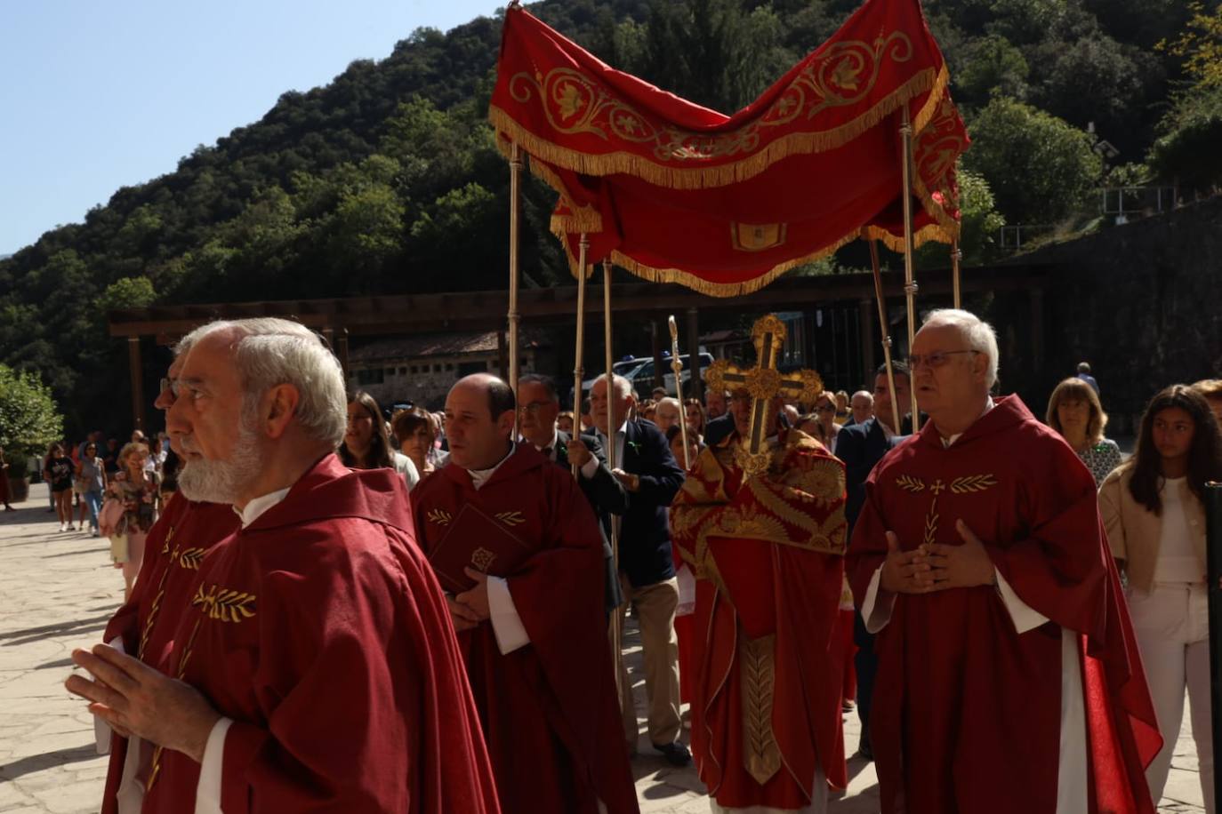 Fotos: Los fieles escenifican su devoción por La Cruz