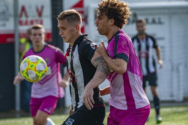 Dani protege el balón ante el gimnástico Luis Alberto.