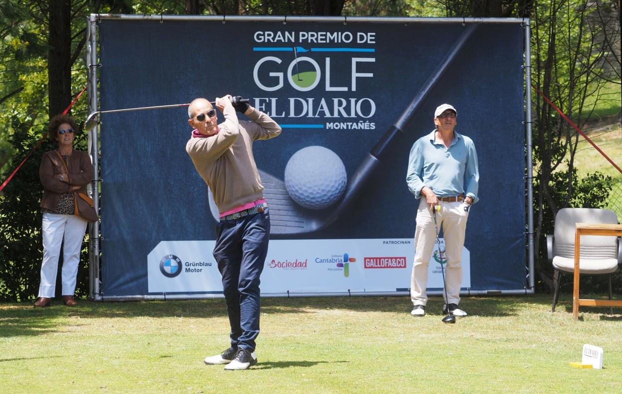Un experimentado golfista tras ejecutar un golpe observa la trayectoria de la pelota. 
