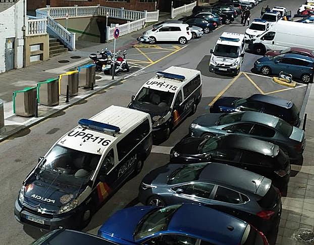 Patrullas a las puertas del establecimiento.