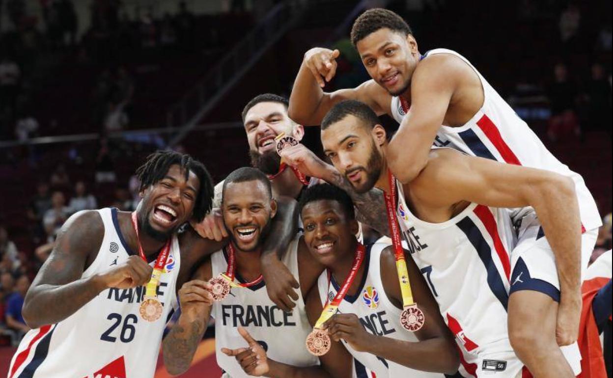 Los jugadores franceses celebran su bronce en el Mundial de Baloncesto.