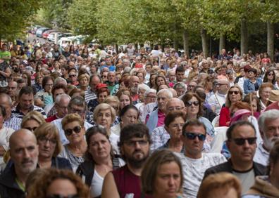Imagen secundaria 1 - Revilla pide a la Bien Aparecida que haya un Gobierno en España «cuanto antes»