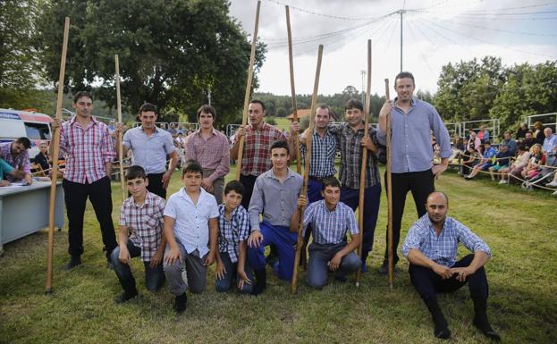 Un grupo de saltadores posa antes de participar en el concurso de Vioño en Piélagos.