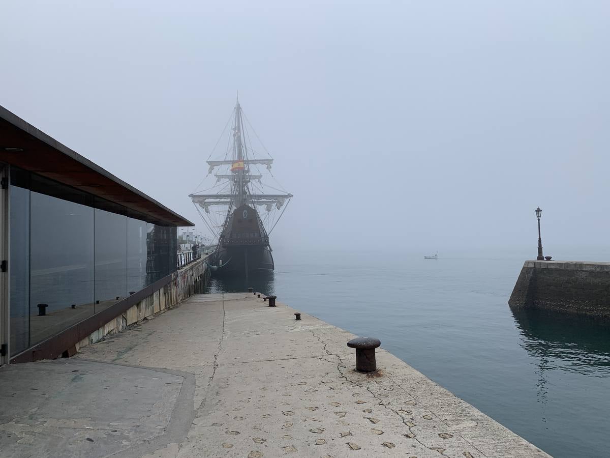 Localidades de la franja costera de Cantabria han amanecido este domingo cubiertas bajo un espeso manto de niebla.