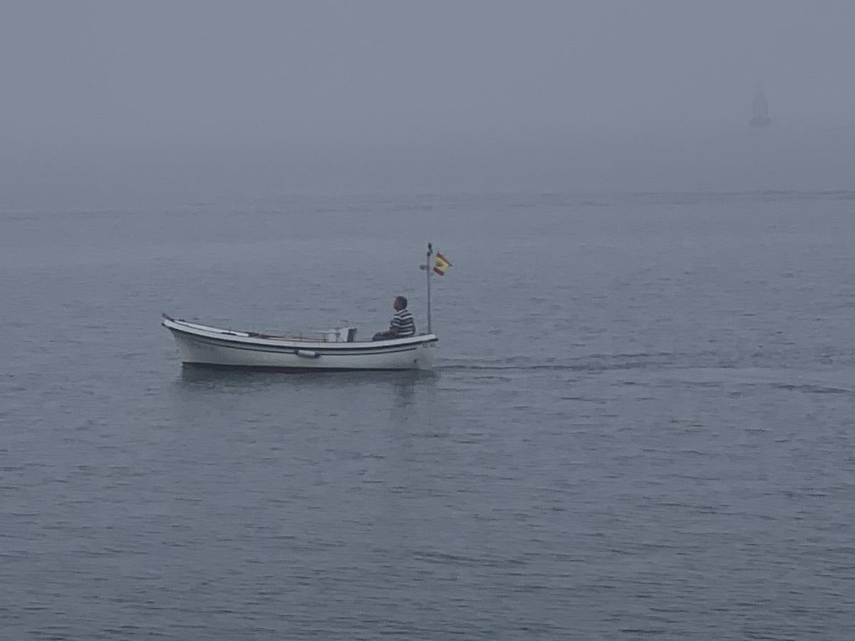 Localidades de la franja costera de Cantabria han amanecido este domingo cubiertas bajo un espeso manto de niebla.