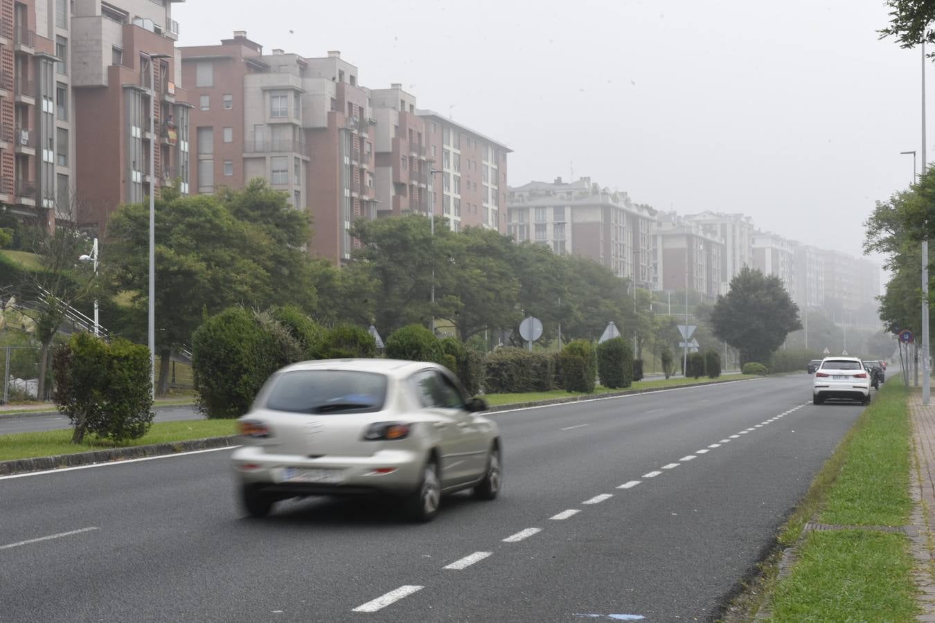 Localidades de la franja costera de Cantabria han amanecido este domingo cubiertas bajo un espeso manto de niebla.