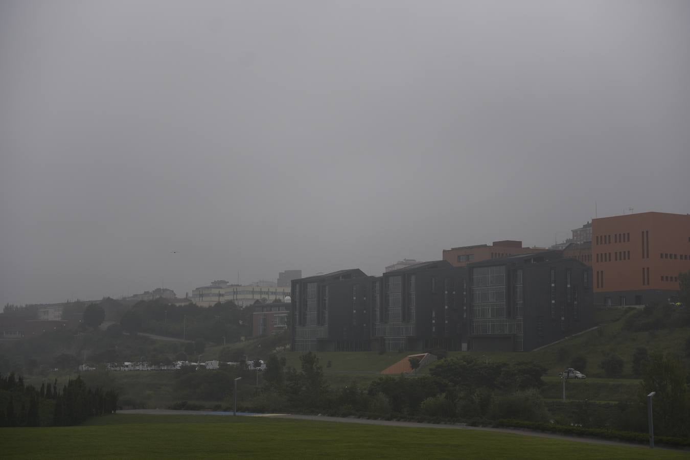 Localidades de la franja costera de Cantabria han amanecido este domingo cubiertas bajo un espeso manto de niebla.