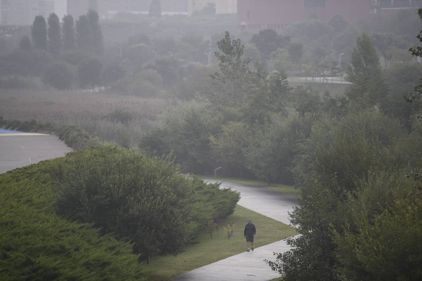 Localidades de la franja costera de Cantabria han amanecido este domingo cubiertas bajo un espeso manto de niebla.