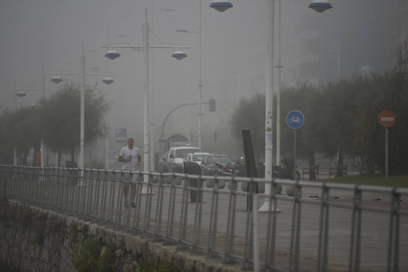 Localidades de la franja costera de Cantabria han amanecido este domingo cubiertas bajo un espeso manto de niebla.