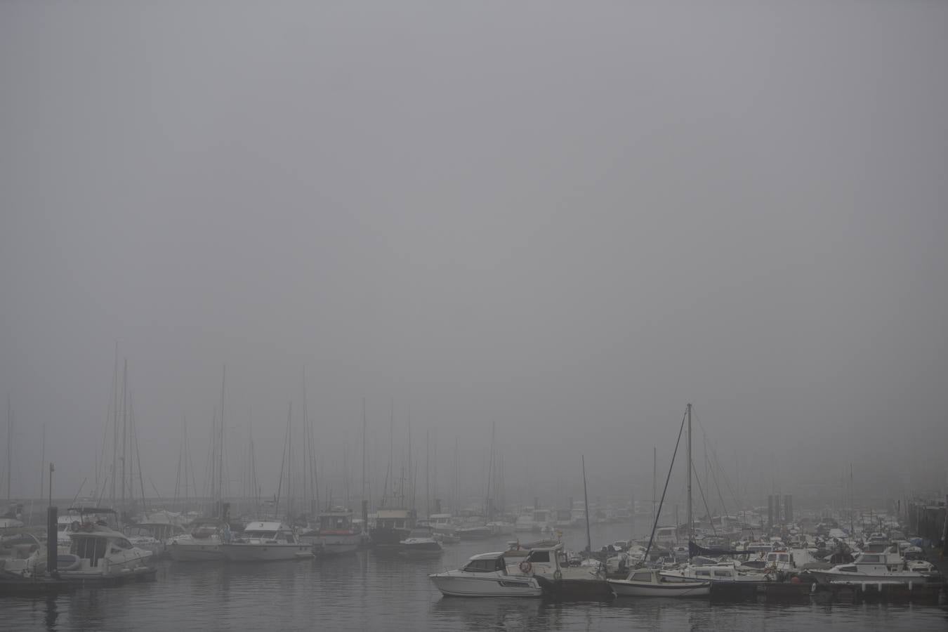 Localidades de la franja costera de Cantabria han amanecido este domingo cubiertas bajo un espeso manto de niebla.