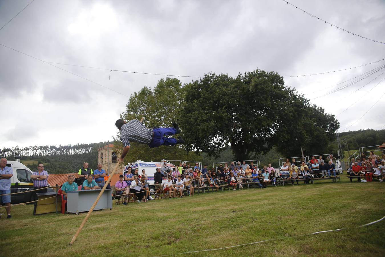 Imágenes del concurso de salto pasiego de Vioño, en la pradera de la Virgen de Valencia