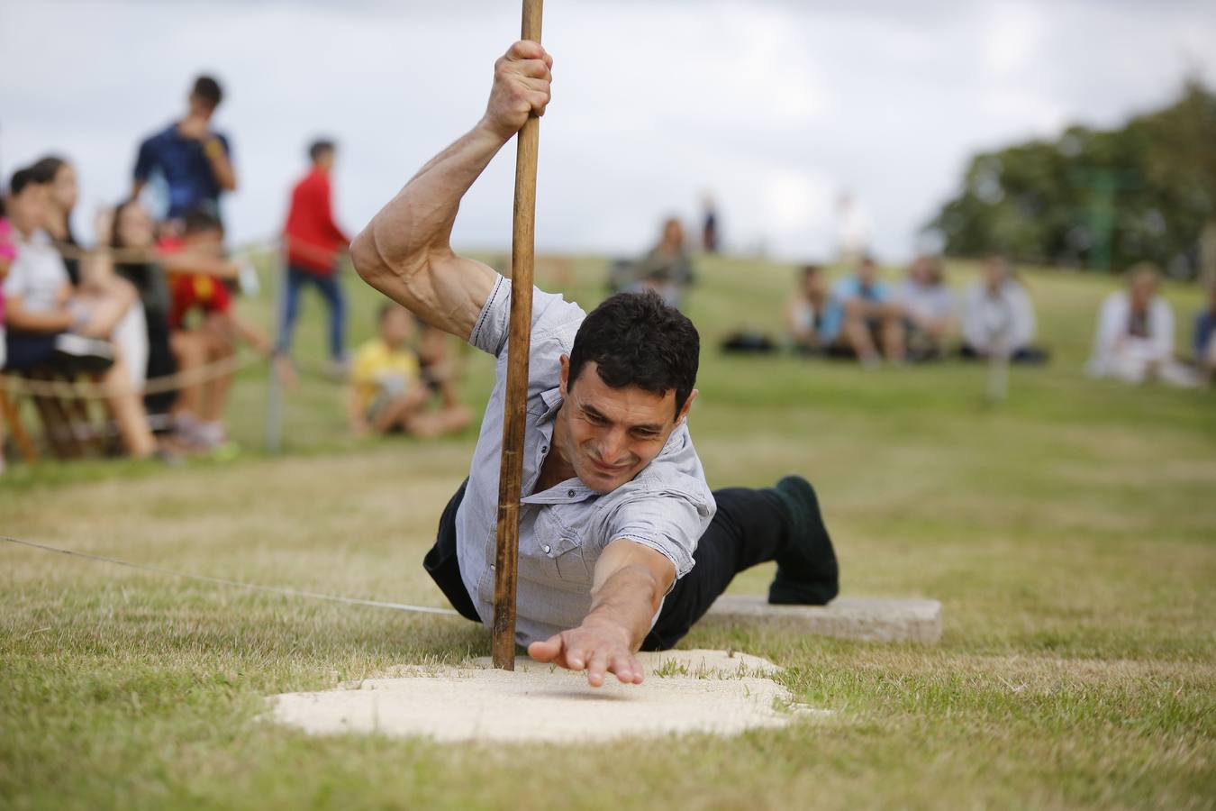 Imágenes del concurso de salto pasiego de Vioño, en la pradera de la Virgen de Valencia