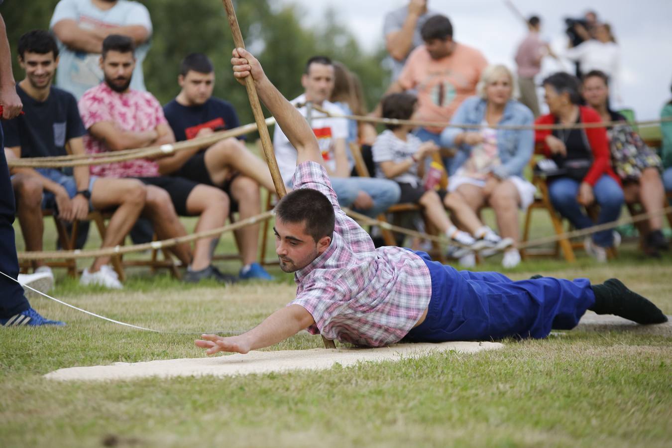 Imágenes del concurso de salto pasiego de Vioño, en la pradera de la Virgen de Valencia