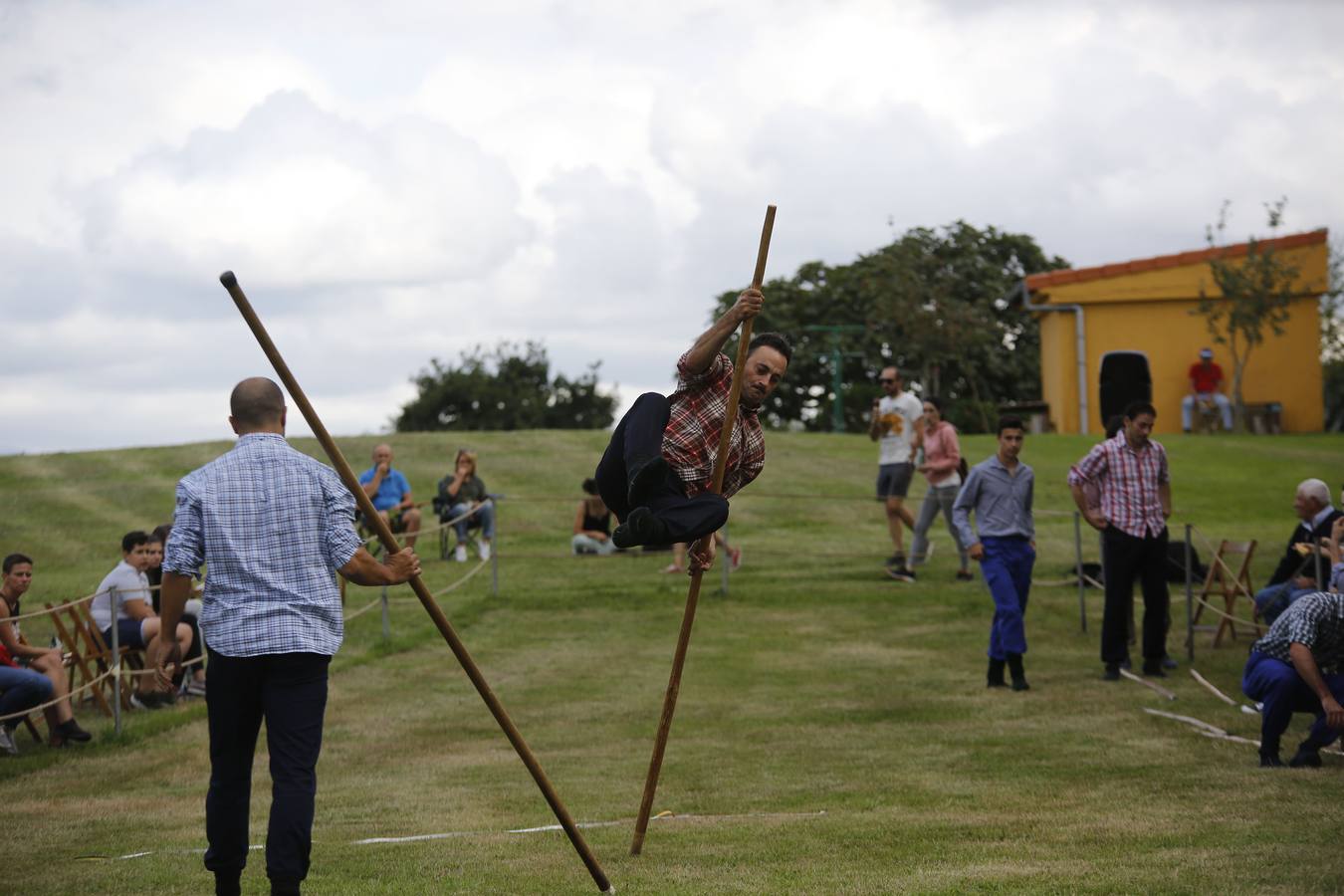 Imágenes del concurso de salto pasiego de Vioño, en la pradera de la Virgen de Valencia