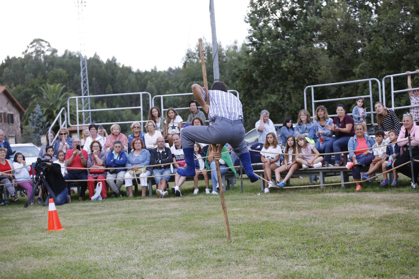 Imágenes del concurso de salto pasiego de Vioño, en la pradera de la Virgen de Valencia