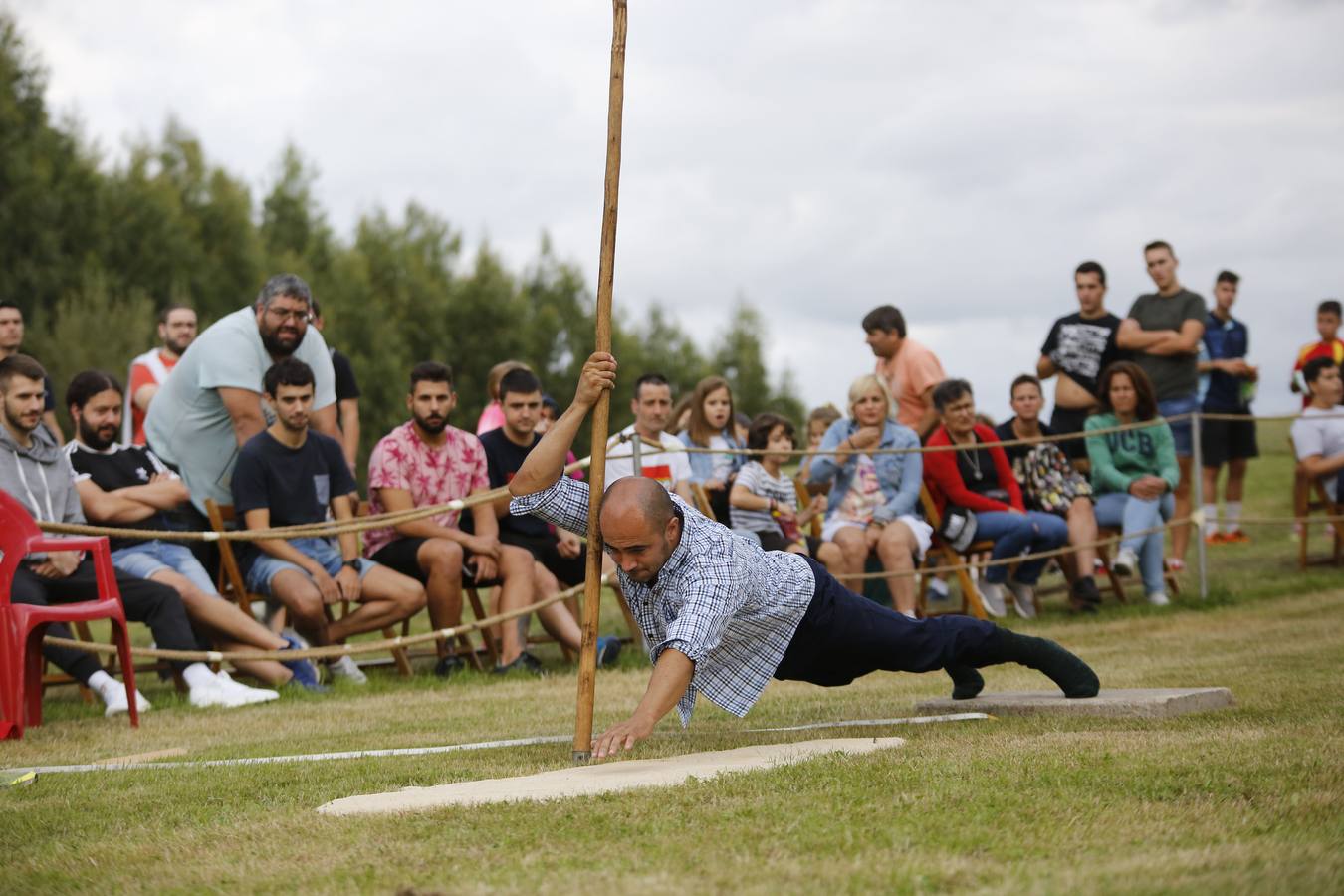 Imágenes del concurso de salto pasiego de Vioño, en la pradera de la Virgen de Valencia