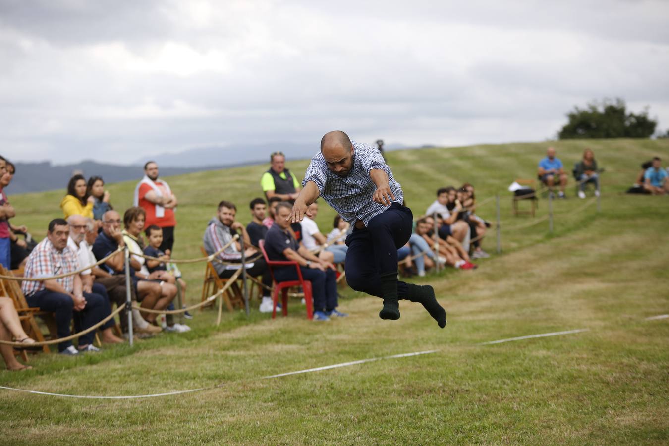 Imágenes del concurso de salto pasiego de Vioño, en la pradera de la Virgen de Valencia