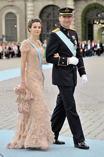 Doña Letizia ha cumplido 47 años y nuestro particular regalo para la reina es un repaso por la evolución de su imagen a través de algunos de sus estilismos más memorables. Aquella joven que se estaba labrando un prometedor futuro profesional como periodista lo dejó todo por amor. El por aquel entonces príncipe Felipe anunció su compromiso oficial con la asturiana y se casaron en la Catedral de la Almudena el 22 de mayo de 2004. Diez años más tarde, fueron coronados reyes de España tras la abdicación del rey Juan Carlos. Cada uno de esos momentos clave en la vida de doña Letizia ha estado marcado por sus looks, analizados al detalle por la prensa a lo largo de los años.