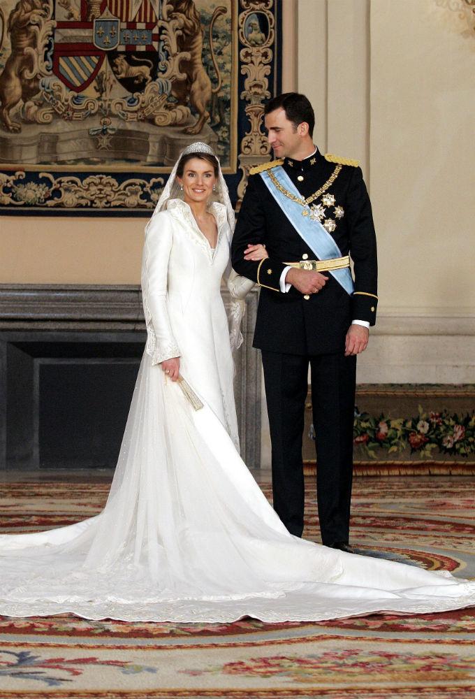 Doña Letizia ha cumplido 47 años y nuestro particular regalo para la reina es un repaso por la evolución de su imagen a través de algunos de sus estilismos más memorables. Aquella joven que se estaba labrando un prometedor futuro profesional como periodista lo dejó todo por amor. El por aquel entonces príncipe Felipe anunció su compromiso oficial con la asturiana y se casaron en la Catedral de la Almudena el 22 de mayo de 2004. Diez años más tarde, fueron coronados reyes de España tras la abdicación del rey Juan Carlos. Cada uno de esos momentos clave en la vida de doña Letizia ha estado marcado por sus looks, analizados al detalle por la prensa a lo largo de los años.