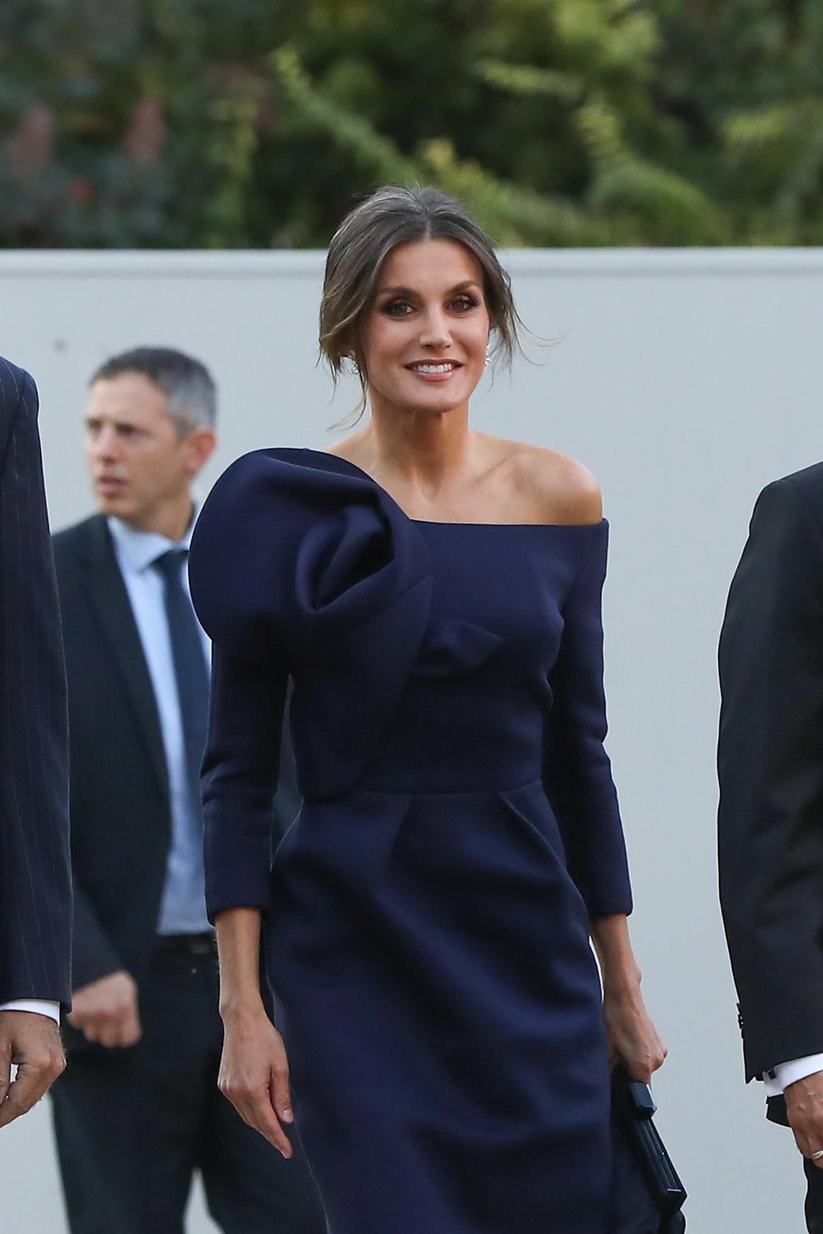 Doña Letizia ha cumplido 47 años y nuestro particular regalo para la reina es un repaso por la evolución de su imagen a través de algunos de sus estilismos más memorables. Aquella joven que se estaba labrando un prometedor futuro profesional como periodista lo dejó todo por amor. El por aquel entonces príncipe Felipe anunció su compromiso oficial con la asturiana y se casaron en la Catedral de la Almudena el 22 de mayo de 2004. Diez años más tarde, fueron coronados reyes de España tras la abdicación del rey Juan Carlos. Cada uno de esos momentos clave en la vida de doña Letizia ha estado marcado por sus looks, analizados al detalle por la prensa a lo largo de los años.