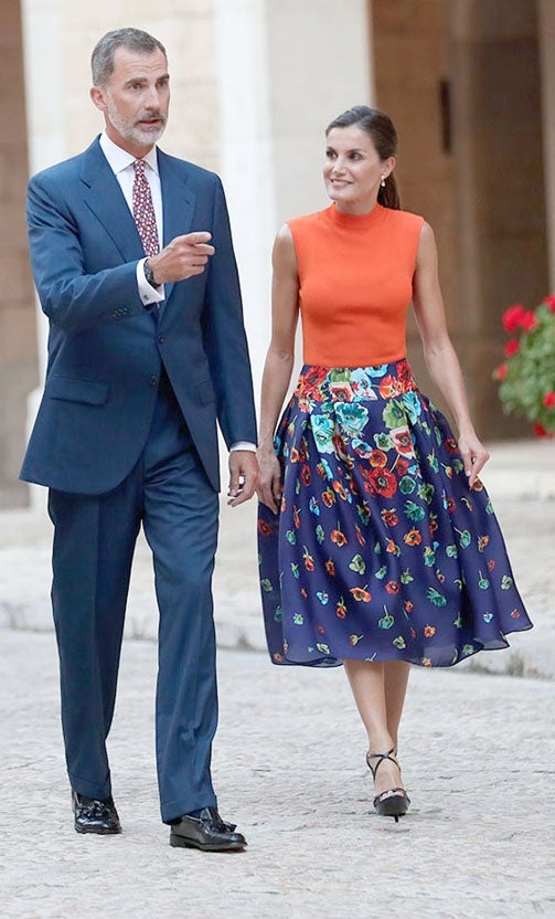 Doña Letizia ha cumplido 47 años y nuestro particular regalo para la reina es un repaso por la evolución de su imagen a través de algunos de sus estilismos más memorables. Aquella joven que se estaba labrando un prometedor futuro profesional como periodista lo dejó todo por amor. El por aquel entonces príncipe Felipe anunció su compromiso oficial con la asturiana y se casaron en la Catedral de la Almudena el 22 de mayo de 2004. Diez años más tarde, fueron coronados reyes de España tras la abdicación del rey Juan Carlos. Cada uno de esos momentos clave en la vida de doña Letizia ha estado marcado por sus looks, analizados al detalle por la prensa a lo largo de los años.